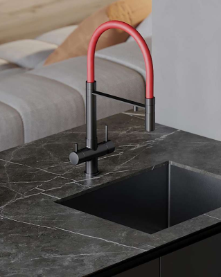 Детальное фото товара: Omoikiri Kanto-PVD-GM, смеситель, вороненая сталь/красный гибкий шланг